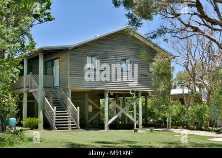 Teewah, Queensland, Australia - 19 dicembre 2017. Vista esterna della casa residenziale nel villaggio Teewah in Great Sandy National Park in Queensland, Au Foto Stock