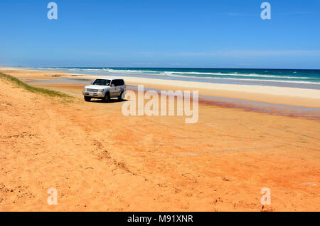 Great Sandy National Park, Queensland, Australia - 19 dicembre 2017. 40-Mile beach in Great Sandy National Park, QLD con 4WD Toyota Prado veicolo pa Foto Stock