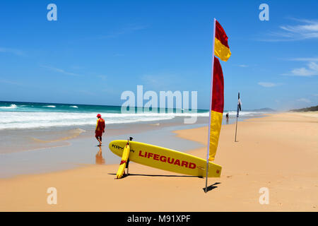 Noosa, Queensland, Australia - 20 dicembre 2017. Naviga ancora di salvezza vicino al red-bandiera gialla e scheda di soccorso a luce del sole spiaggia sud di Noosa, QLD. Foto Stock