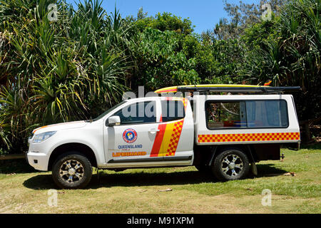 Noosa, Queensland, Australia - 20 dicembre 2017. Bagnino auto di pattuglia a luce del sole spiaggia sud di Noosa, QLD. Foto Stock