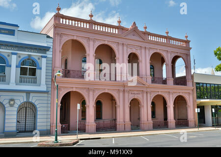 Bundaberg, Queensland, Australia - 25 dicembre 2017. Edificio storico della scuola delle arti, risalente al 1888, a Bundaberg, Queensland, con surrou Foto Stock