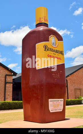 Bundaberg, Queensland, Australia - 25 dicembre 2017. Grande Bottiglia di rum di fronte alla distilleria Bundaberg Rum a Bundaberg, QLD. Foto Stock