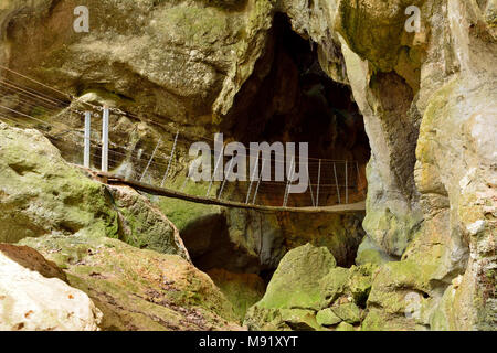 Grotte, Queensland, Australia - 27 dicembre 2017. Piccole casette di legno ponte di sospensione al Capricorno grotte nelle grotte township a nord di Rockhampton, QLD. Foto Stock