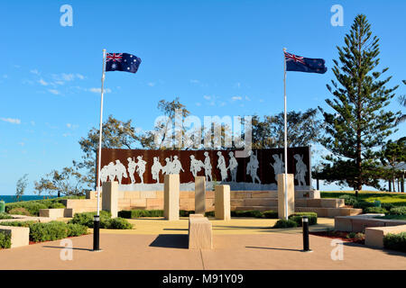 L'Uem Park, Queensland, Australia - 27 dicembre 2017. Corte Anzac Memorial di fronte alla spiaggia di Emu Park, Queensland, Australia, con le bandiere e gli alberi. Foto Stock