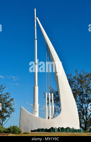 L'Uem Park, Queensland, Australia - 27 dicembre 2017. Il canto nave monumento commemorativo di Captain Cook di fronte alla spiaggia di Emu Park, Queensland, Austral Foto Stock
