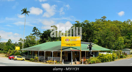 Il Salto località, Queensland, Australia - 31 dicembre 2017. Vista esterna del salto storico hotel, risalente al 1886, con la statua di Kowa aborigena Foto Stock