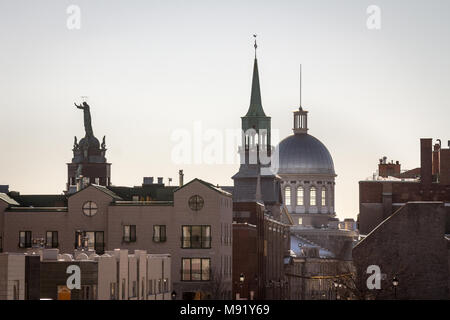 Marche Bonsecours a Montreal, Quebec, Canada nella luce durante un inverno mattina, circondato da altri edifici storici. Mercato di Bonsecours è Foto Stock