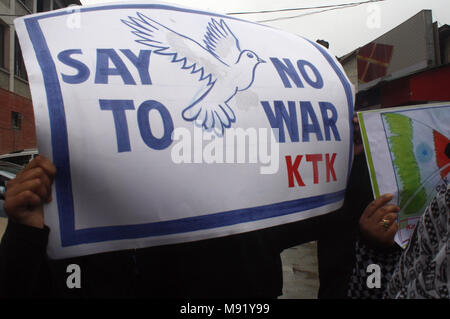 Srinagar Kashmir. Xxi Mar, 2018. Membri del Kashmir Tehreek-e-Khawateen (KTK), donne gruppo separatista, tenendo cartelloni durante una manifestazione di protesta contro i massacri civili lungo la linea di controllo (LOC). Protestando KTK membri preteso fine a sgranare attraverso LoC lungo con la risoluzione della questione del Kashmir attraverso mezzi pacifici Credito: sofi suhail/Alamy Live News Foto Stock