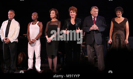 **FILE FOTO*** Sammy Williams ha superato AwaySammy Williams, Ron Dennis, Kelly Vescovo, Donna McKechnie, Larry Bank & Priscilla Lopez nell'esecuzione in tutte le star vantaggio "sei gradi di Marvin Hamlisch" che beneficia del Fondo di attori e onorando la Broadway Direttore Musicale Fran Liebergall al Symphony Space di New York City. Ottobre 4, 2010 il credito: Walter McBride/MediaPunch Foto Stock