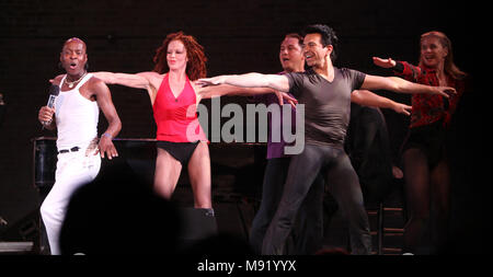 **FILE FOTO*** Sammy Williams ha superato AwayThe ensemble da un chorus LINE nell'esecuzione in tutte le star vantaggio "sei gradi di Marvin Hamlisch" che beneficia del Fondo di attori e onorando la Broadway Direttore Musicale Fran Liebergall al Symphony Space di New York City. Ottobre 4, 2010 il credito: Walter McBride/MediaPunch Foto Stock