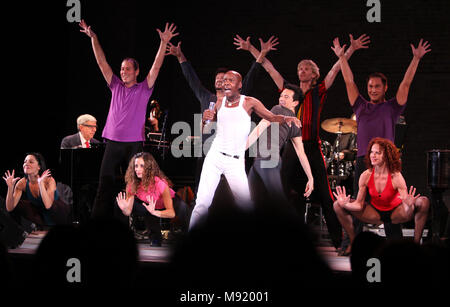 **FILE FOTO*** Sammy Williams ha superato AwaySammy Williams con ensemble da un chorus LINE nell'esecuzione in tutte le star vantaggio "sei gradi di Marvin Hamlisch" che beneficia del Fondo di attori e onorando la Broadway Direttore Musicale Fran Liebergall al Symphony Space di New York City. Ottobre 4, 2010 il credito: Walter McBride/MediaPunch Foto Stock