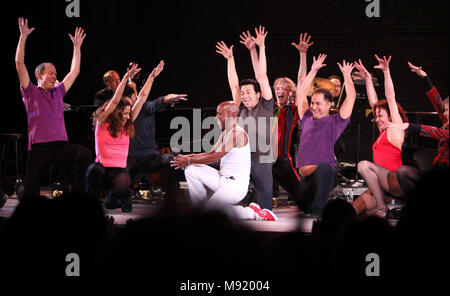 **FILE FOTO*** Sammy Williams ha superato AwaySammy Williams con l'ensemble per un CHORUS LINE nell'esecuzione in tutte le star vantaggio "sei gradi di Marvin Hamlisch" che beneficia del Fondo di attori e onorando la Broadway Direttore Musicale Fran Liebergall al Symphony Space di New York City. Ottobre 4, 2010 il credito: Walter McBride/MediaPunch Foto Stock