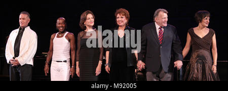 **FILE FOTO*** Sammy Williams ha superato AwaySammy Williams, Ron Dennis, Kelly Vescovo, Donna McKechnie, Larry Bank & Priscilla Lopez nell'esecuzione in tutte le star vantaggio "sei gradi di Marvin Hamlisch" che beneficia del Fondo di attori e onorando la Broadway Direttore Musicale Fran Liebergall al Symphony Space di New York City. Ottobre 4, 2010 il credito: Walter McBride/MediaPunch Foto Stock