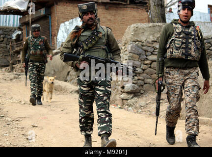 Srinagar Kashmir. Xxi Mar, 2018.truppe indiane di pattuglie in prossimità del sito di battaglia di pistola , durante una pistola lotta tra governo e militanti a Halmatpora Kupwara, circa 95 km (60 miglia) a nord di Srinagar.Quattro soldati indiani e quattro militanti sospetti sono stati uccisi in un gunbattle vicino de facto il confine tra India e Pakistan nella regione contesa del Kashmir Mercoledì, un alto funzionario di polizia ha detto.©Sofi Suhail/Alamy Live News Foto Stock