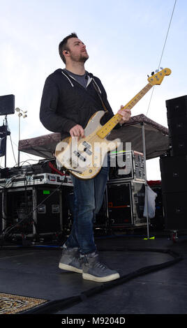 Fontana, CA, Stati Uniti d'America. 20 Mar, 2018. Musicista - COREY BRITZ, bassista per la banda di Bush di eseguire dal vivo sul palco prima di iniziare la NASCAR Auto Club 400, Auto Club Speedway di Fontana, in California, Stati Uniti d'America, 19 marzo 2018. Immagine di credito cr Scott Mitchell/ZUMA Premere Credito: Scott Mitchell/ZUMA filo/Alamy Live News Foto Stock