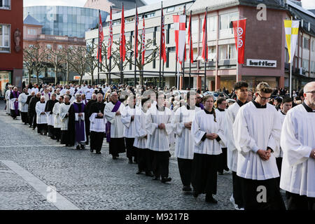 Mainz, Germania. Xxi Marzo 2018. I sacerdoti a piedi nel corteo funebre del Cardinale Karl Lehmann. I funerali del Cardinale Karl Lehmann si è tenuta nella Cattedrale di Magonza, a seguito di una processione funebre dal Augustiner chiesa furono giaceva in riposo. Il Presidente tedesco Frank-Walter Steinmeier hanno assistito ai funerali come rappresentante dello Stato tedesco. Credito: Michael Debets/Alamy Live News Foto Stock