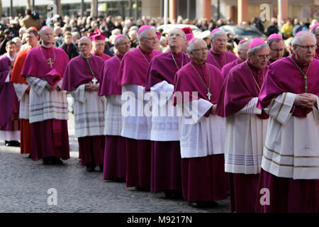 Mainz, Germania. Xxi Marzo 2018. I vescovi a piedi nel corteo funebre del Cardinale Karl Lehmann. I funerali del Cardinale Karl Lehmann si è tenuta nella Cattedrale di Magonza, a seguito di una processione funebre dal Augustiner chiesa furono giaceva in riposo. Il Presidente tedesco Frank-Walter Steinmeier hanno assistito ai funerali come rappresentante dello Stato tedesco. Credito: Michael Debets/Alamy Live News Foto Stock