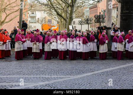 Mainz, Germania. Xxi Marzo 2018. I vescovi a piedi nel corteo funebre del Cardinale Karl Lehmann. I funerali del Cardinale Karl Lehmann si è tenuta nella Cattedrale di Magonza, a seguito di una processione funebre dal Augustiner chiesa furono giaceva in riposo. Il Presidente tedesco Frank-Walter Steinmeier hanno assistito ai funerali come rappresentante dello Stato tedesco. Credito: Michael Debets/Alamy Live News Foto Stock