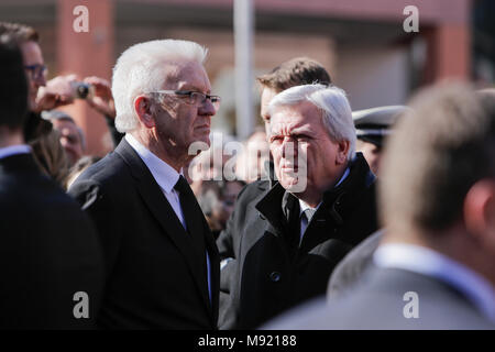 Mainz, Germania. Xxi Marzo 2018. Winfried Kretschmann (sinistra), il ministro-presidente del Baden-Württemberg, e Volker Bouffier, il ministro-presidente di Hesse, sono raffigurati al di fuori della cattedrale di Magonza. I funerali del Cardinale Karl Lehmann si è tenuta nella Cattedrale di Magonza, a seguito di una processione funebre dal Augustiner chiesa furono giaceva in riposo. Il Presidente tedesco Frank-Walter Steinmeier hanno assistito ai funerali come rappresentante dello Stato tedesco. Credito: Michael Debets/Alamy Live News Foto Stock