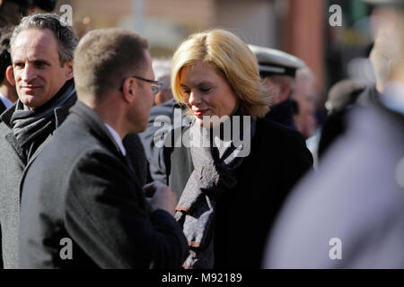 Mainz, Germania. Xxi Marzo 2018. Julia Klöckner (a destra), il ministero federale dell'Alimentazione, dell'agricoltura e della protezione dei consumatori e il suo partner (sinistra) arrivano a Mainz Cathedral. I funerali del Cardinale Karl Lehmann si è tenuta nella Cattedrale di Magonza, a seguito di una processione funebre dal Augustiner chiesa furono giaceva in riposo. Il Presidente tedesco Frank-Walter Steinmeier hanno assistito ai funerali come rappresentante dello Stato tedesco. Credito: Michael Debets/Alamy Live News Foto Stock