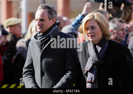 Mainz, Germania. Xxi Marzo 2018. Julia Klöckner (a destra), il ministero federale dell'Alimentazione, dell'agricoltura e della protezione dei consumatori e il suo partner (sinistra) arrivano a Mainz Cathedral. I funerali del Cardinale Karl Lehmann si è tenuta nella Cattedrale di Magonza, a seguito di una processione funebre dal Augustiner chiesa furono giaceva in riposo. Il Presidente tedesco Frank-Walter Steinmeier hanno assistito ai funerali come rappresentante dello Stato tedesco. Credito: Michael Debets/Alamy Live News Foto Stock