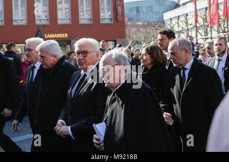 Mainz, Germania. Xxi Marzo 2018. Winfried Kretschmann, il ministro-presidente del Baden-Württemberg, Volker Bouffier, il ministro-presidente di Hesse, Presidente tedesco Frank-Walter Steinmeier e il decano della cattedrale di Magonza Prelato Heinz Heckwolf (da sinistra a destra) sono raffigurati al di fuori della cattedrale di Magonza. I funerali del Cardinale Karl Lehmann si è tenuta nella Cattedrale di Magonza, a seguito di una processione funebre dal Augustiner chiesa furono giaceva in riposo.Credit: Michael Debets/Alamy Live News Foto Stock