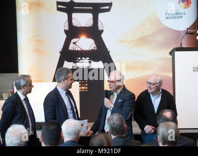 21 marzo 2018, Germania, Dortmund: Olaf Thon (L-R, direttore del museo, Manuel Neukirchner, Bernhard Dietz e Willi " Ente " Lippens partecipare a un panel di discussione durante la fase di apertura della mostra speciale 'Schichtwechsel- FußballLebenRuhrgebiet' (lit. Il cambio marcia - SoccerLifeRuhrarea) al calcio tedesco Museo. Foto: Bernd Thissen/dpa Foto Stock