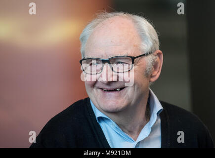 21 marzo 2018, Germania, Dortmund: Willi " Ente " Lippens, ex calcio olandese player, all'apertura della mostra speciale 'Schichtwechsel- FußballLebenRuhrgebiet' (lit. Il cambio marcia - SoccerLifeRuhrarea) al calcio tedesco Museo. Foto: Bernd Thissen/dpa Foto Stock