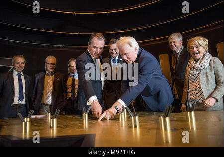 21 marzo 2018, Germania, Dortmund: il presidente di Schalke nel consiglio di vigilanza Clemens Toennies (L-R), tedesco Football Association (DFB) Presidente Reinhard Grindel e Ullrich Sierau, Dortmund il sindaco point presso la zona della Ruhr su una mappa durante la fase di apertura della mostra speciale 'Schichtwechsel- FußballLebenRuhrgebiet' (lit. Il cambio marcia - SoccerLifeRuhrarea) al calcio tedesco Museo. La mostra si occupa della ex chiudere il collegamento del club di calcio e miniere. Foto: Bernd Thissen/dpa Foto Stock