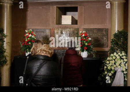 Mainz, Germania. Xxi Marzo 2018. File di persone dalla open grave del Cardinale Karl Lehmann. La tomba del Cardinale Karl Lehmann episcopale cripta della cattedrale di Magonza è stata aperta al pubblico dopo la messa funebre, in modo che la gente possa pagare il loro ultimo rispetto alla tomba. Foto Stock