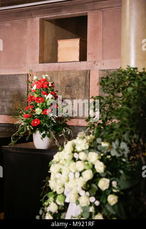 Mainz, Germania. Xxi Marzo 2018. Aprire la tomba del Cardinale Karl Lehmann wit la corona dalla sua famiglia. La tomba del Cardinale Karl Lehmann episcopale cripta della cattedrale di Magonza è stata aperta al pubblico dopo la messa funebre, in modo che la gente possa pagare il loro ultimo rispetto alla tomba. Foto Stock