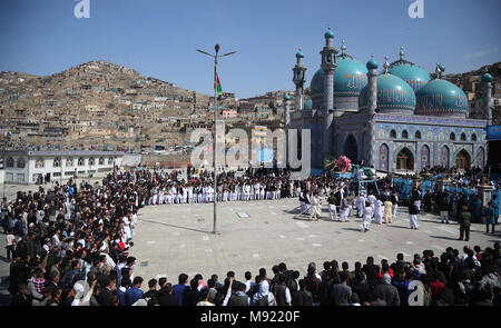 A Kabul, Afghanistan. Xxi Mar, 2018. Le persone si radunano presso il Santuario Sakhi durante la celebrazione annuale del Festival Nawroz a Kabul, capitale dell'Afghanistan, Marzo 21, 2018. Credito: Rahmat Alizadah/Xinhua/Alamy Live News Foto Stock