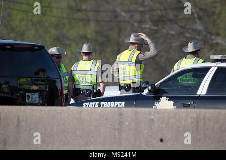 Texas Dipartimento della Pubblica Sicurezza troopers guard il sito sulla Interstate-35 dove sospetto bombardiere serie Mark A. Conditt morto martedì notte in Round Rock, TX. Foto Stock