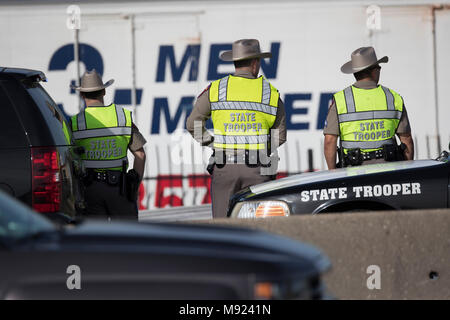 Texas Dipartimento della Pubblica Sicurezza troopers guard il sito sulla Interstate-35 dove sospetto bombardiere serie Mark A. Conditt morto martedì notte in Round Rock, TX. Foto Stock