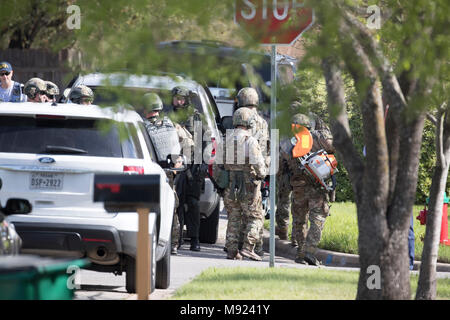 La polizia squadre SWAT fissano il Pflugerville, TX e il quartiere attorno alla casa di Marco Conditt, chi era il sospetto bombardiere seriale terrorizzano Austin per tre settimane. Conditt si è ucciso in precedenza nel giorno durante un inseguimento in auto come ufficiali in chiuso. Foto Stock