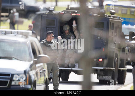 La polizia squadre SWAT fissano il Pflugerville, TX e il quartiere attorno alla casa di Marco Conditt, chi era il sospetto bombardiere seriale terrorizzano Austin per tre settimane. Conditt si è ucciso in precedenza nel giorno durante un inseguimento in auto come ufficiali in chiuso. Foto Stock