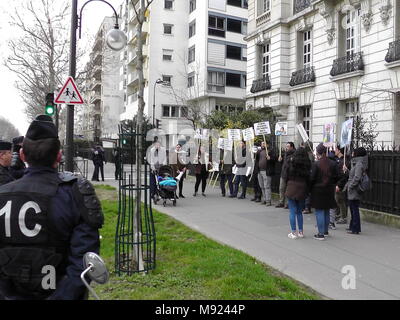 Parigi, Francia. Xxi Mar, 2018. Membri della comunità curda si riuniscono di fronte all'Ambasciata russa per protestare contro l'intervento turco in Afrin in Siria. Parigi, Francia, 21 marzo 2018 Credit: Nicolas MERCIER/Alamy Live News Foto Stock