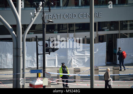 Londra, UK, 21 marzo 2018 cordone di polizia per l' assassinio di scena a Stratford Shopping center nella zona est di Londra -. Credito: un Christy/Alamy Live News. Foto Stock
