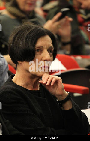 Atene, Grecia. Xxi Mar, 2018. Premio Nobel per la letteratura 2009 scrittore tedesco HERTA MUELLER parla con i greci in udienza in Goethe Institute. Credito: Aristidis Vafeiadakis/ZUMA filo/Alamy Live News Foto Stock