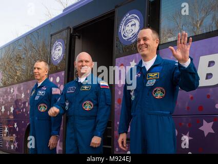 Cosmodromo di Baikonur in Kazakhstan. Xxi Mar, 2018. Stazione Spaziale Internazionale Expedition 55 equipaggio Drew Feustel della NASA, sinistra, Soyuz Commander Oleg Artemyev di Roscosmos, centro e tecnico di volo Ricky Arnold della NASA, diritto, Wave addio a parenti e amici come essi partono il cosmonauta Hotel per soddisfare-up per il loro lancio Soyuz alla Stazione Spaziale Internazionale dal cosmodromo di Baikonur Marzo 21, 2018 di Baikonur in Kazakhstan. Credito: Planetpix/Alamy Live News Foto Stock