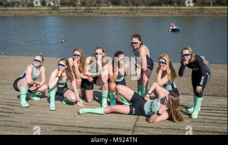 Putney, Londra, Regno Unito. Il 21 marzo 2018. Gara in barca Gita in pratica. Come preparazione per il Cancer Research UK Le Regate del 24 marzo 2018, gli equipaggi di partecipare a gite in pratica. Cambridge University donna Boat Club di Blondie equipaggio posano per una foto davanti a una gita in pratica. Credito: Duncan Grove/Alamy Live News Foto Stock