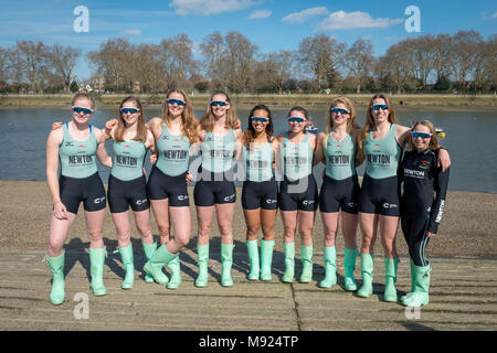 Putney, Londra, Regno Unito. Il 21 marzo 2018. Gara in barca Gita in pratica. Come preparazione per il Cancer Research UK Le Regate del 24 marzo 2018, gli equipaggi di partecipare a gite in pratica. Cambridge University donna Boat Club di Blondie equipaggio posano per una foto davanti a una gita in pratica. Credito: Duncan Grove/Alamy Live News Foto Stock