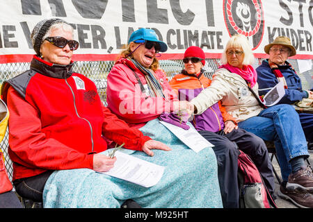 I dimostranti sono serviti con ingiunzione paper al blocco di ingresso al Kinder Morgan Oleodotto Terminale, Burnaby Mountain, Burnaby, British Columbia, Canada Foto Stock