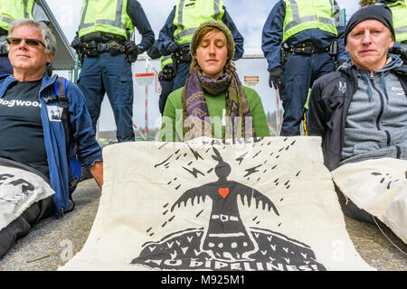 I manifestanti attendono arresto di blocco di ingresso al Kinder Morgan Oleodotto Terminale, Burnaby Mountain, Burnaby, British Columbia, Canada Foto Stock