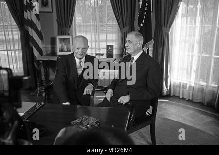 Washington, Distretto di Columbia, Stati Uniti d'America. Xxv Aprile, 1960. Il Presidente degli Stati Uniti Dwight D. Eisenhower, sinistra, incontra il Presidente Charles de Gaulle della Francia nell'Ufficio Ovale della Casa Bianca di Washington il 25 Aprile 1960.Credit: Benjamin E. ''Gene'' Forte/CNP Credito: Benjamin E. ''Gene'' Forte/CNP/ZUMA filo/Alamy Live News Foto Stock