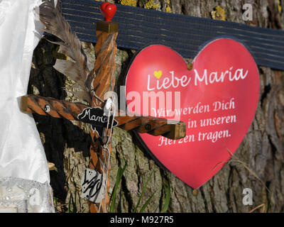 21 marzo 2018, Germania, Freiburg: un cuore di carta la lettura "Liebe Maria, wir werden dich niemals vergessen' (lit. Cari Maria, non ti dimenticheremo mai) su un albero vicino la scena del crimine al fiume Dreisam. La sentenza è pronunciata nel processo contro Saddam Hussein K. presso il quartiere di Friburgo coourt il 22 marzo. Il pubblico ministero ha accusato la convenuta di attaccare il 19-anno-vecchio Maria L. in ottobre 2016, strozzatura e stuprato lei. In seguito egli ha stabilito il suo nel fiume Dreisam quando era in stato di incoscienza. Ci ha affogato. Foto: Patrick Seeger/dpa Foto Stock