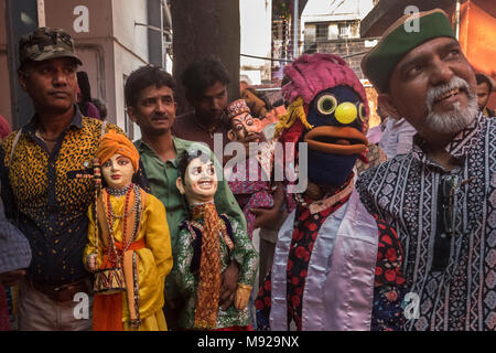 Kolkata. Xxi Mar, 2018. Burattinai pongono con marionette in occasione dei Mondiali di spettacoli di burattini giorno in Kolkata, India il 21 marzo 2018. Credito: Tumpa Mondal/Xinhua/Alamy Live News Foto Stock