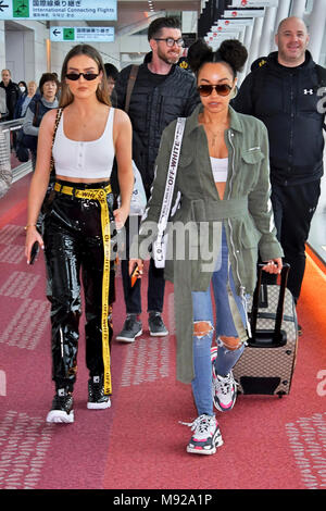 Perrie Edwards e Leigh-Anne Pinnock poco Mix sono visto all'arrivo a Tokyo International Airport in Tokyo, Giappone, il 22 marzo 2018. Foto Stock