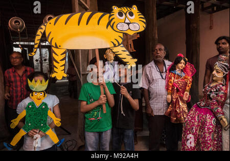 Kolkata. Xxi Mar, 2018. Burattinai pongono con marionette in occasione dei Mondiali di spettacoli di burattini giorno in Kolkata, India il 21 marzo 2018. Credito: Tumpa Mondal/Xinhua/Alamy Live News Foto Stock