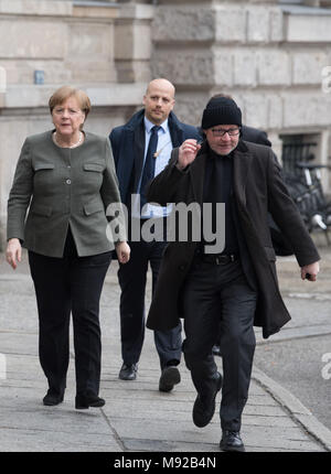 Berlino, Germania. Xxii marzo, 2018. 22 marzo 2018, il Cancelliere tedesco Angela Merkel (CDU) arrving presso il Requiem per il cardinale Karl Lehmann nel San Hedwigs nella cattedrale di Berlino. Foto: Soeren Stache/dpa Credito: dpa picture alliance/Alamy Live News Foto Stock